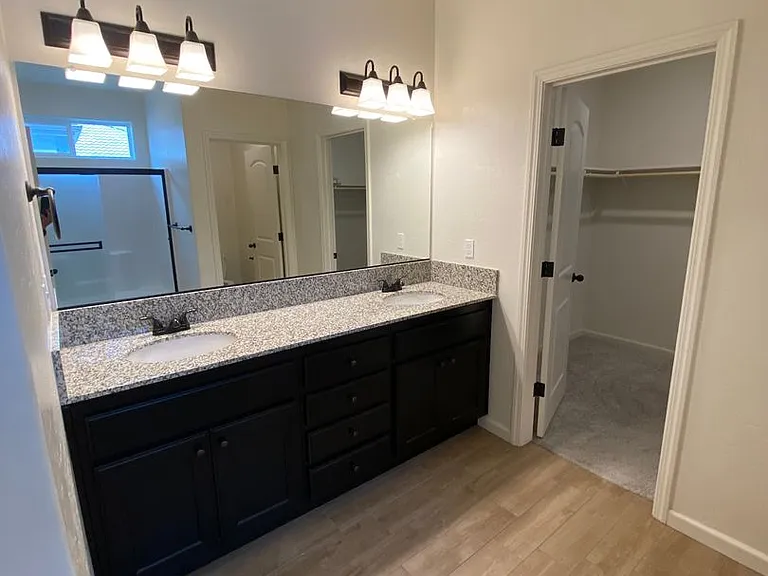 3212 N Noyes Ct — Photo 16