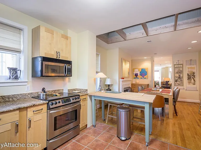 224 E St NE — Photo 11
