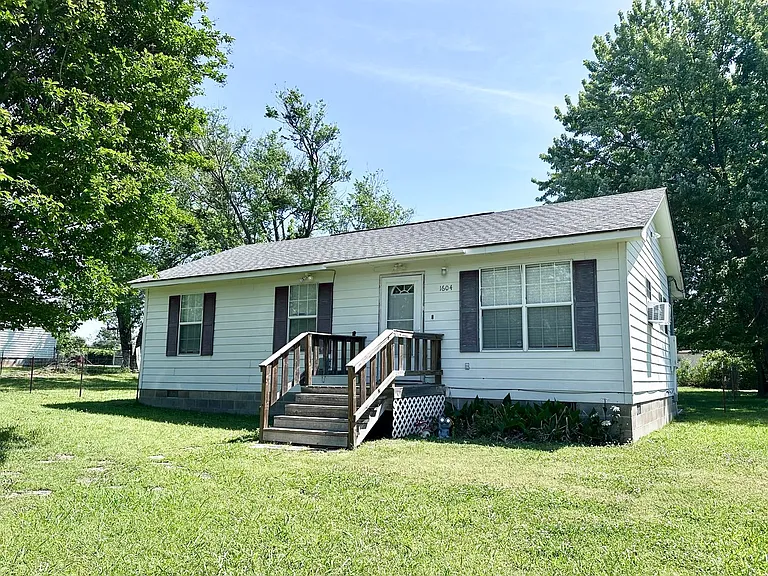 1604 Summit St — Photo 1