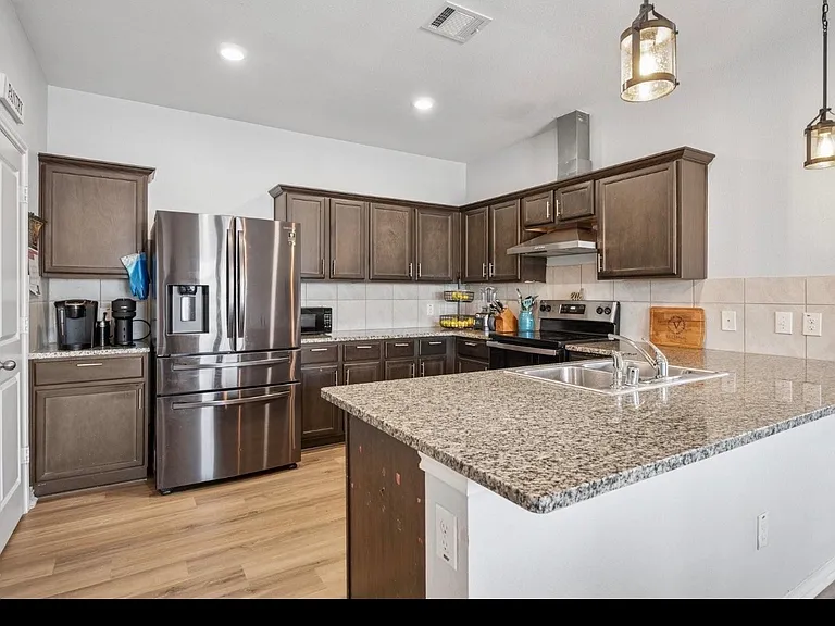 900 Sapphire Dr — Photo 3