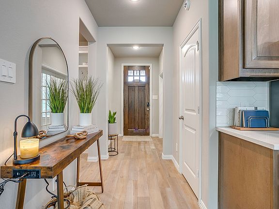 2nd image of 1303 Hickory Ct