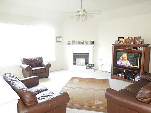 2nd image of 4832 Gloucester Dr