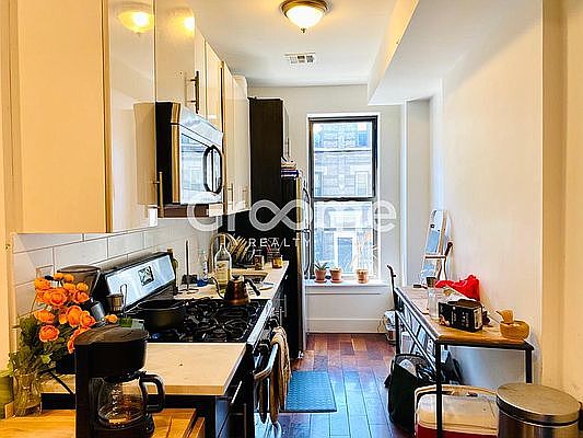 4th image of 296 Grove St Floor 2