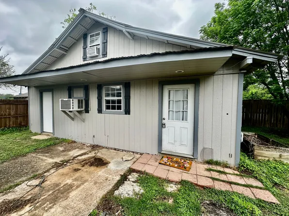 936 1/2 Garden St, Kerrville, TX 78028