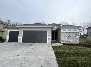 1517 SW Hedgewood Ln, Lees Summit, MO 64081