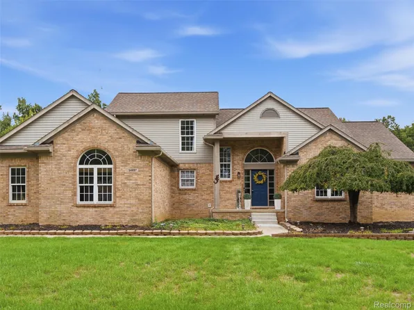 54897 Walnut Dr, New Hudson, MI 48165