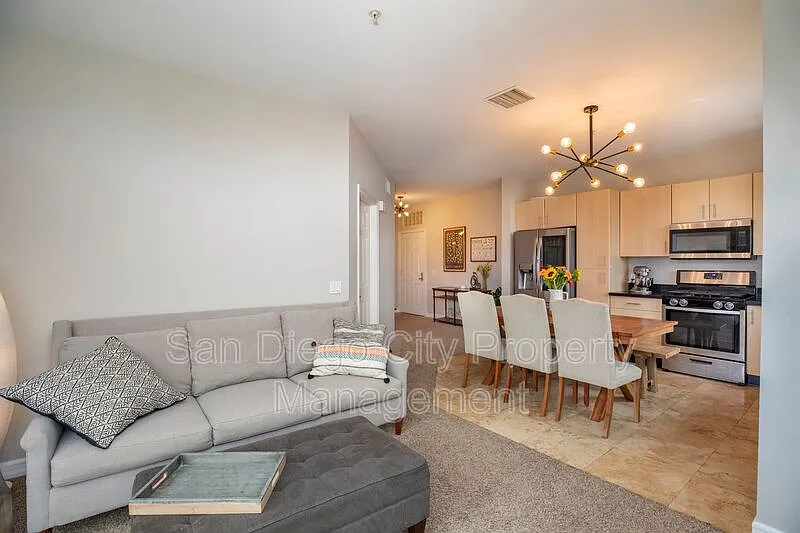 3 bed, 2.0 bath, 1215 sqft, $3,400 — Photo 4