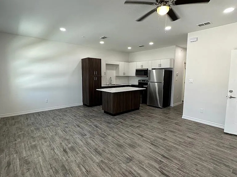 302 Sylvia Handy Dr — Photo 2