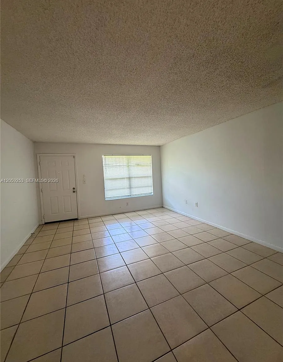 New World Condo Apts Iii — Photo 2