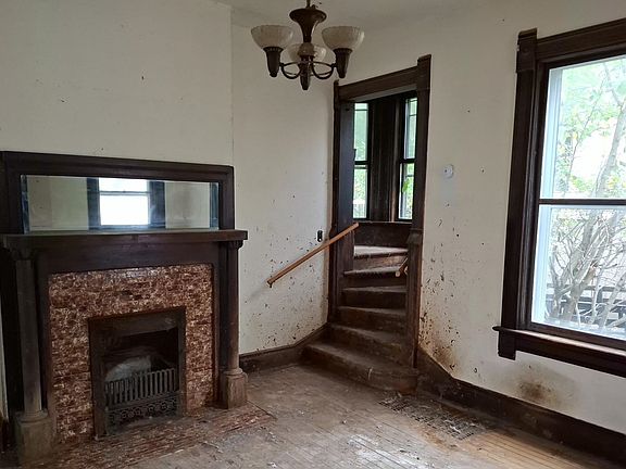 3rd image of 904 Washington St