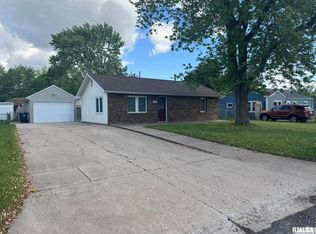 2015 Ridgeview Dr, Davenport, IA 52806