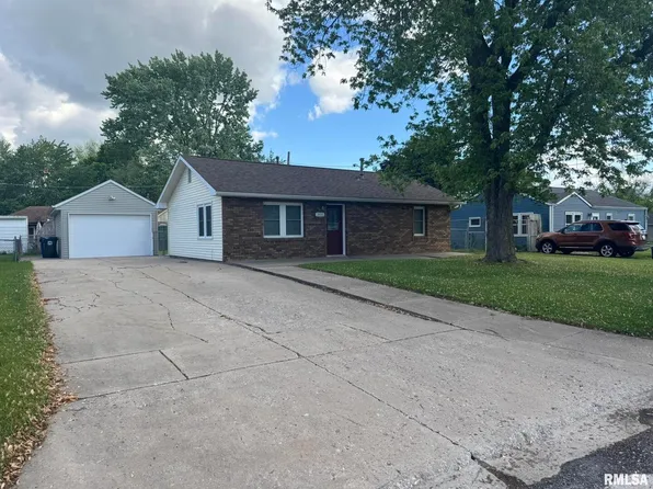 2015 Ridgeview Dr, Davenport, IA 52806