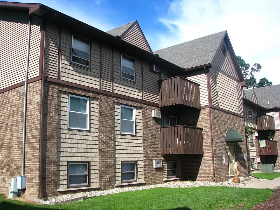 Sunset Lake Apartments — Photo 4