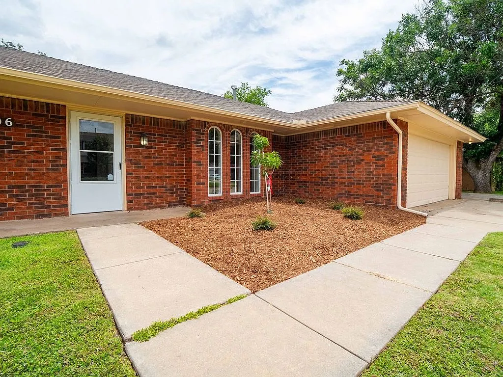 4 bed, 1958 sqft, $1,999 — Photo 2