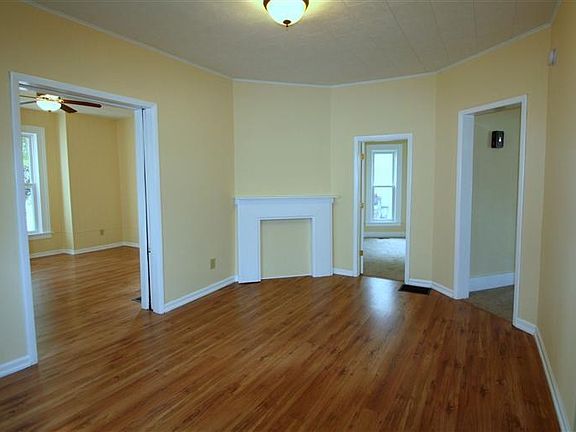3rd image of 906 W Ash St