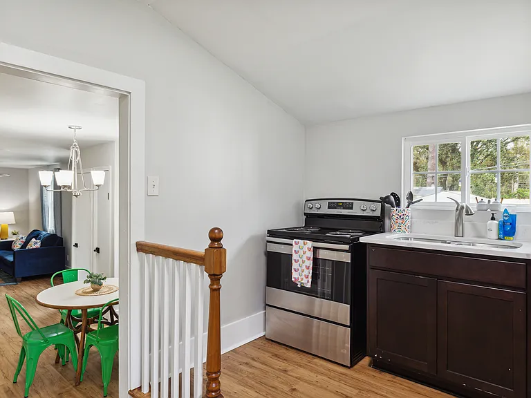 1104 Dickson Ave — Photo 7