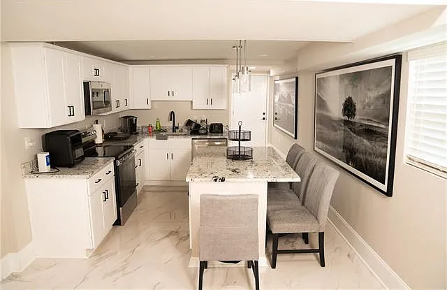 4 bed, 4.0 bath, 2200 sqft, $4,500 — Photo 4