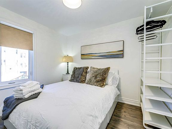 4th image of 717 Palmerston Ave