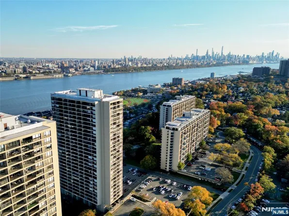 5 Horizon Rd APT 311, Fort Lee, NJ 07024