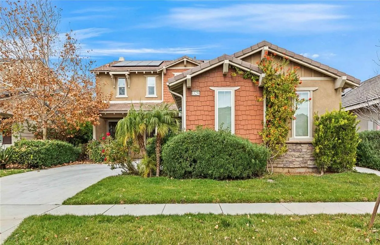 5 bed, 3286 sqft, $4,200 — Photo 1