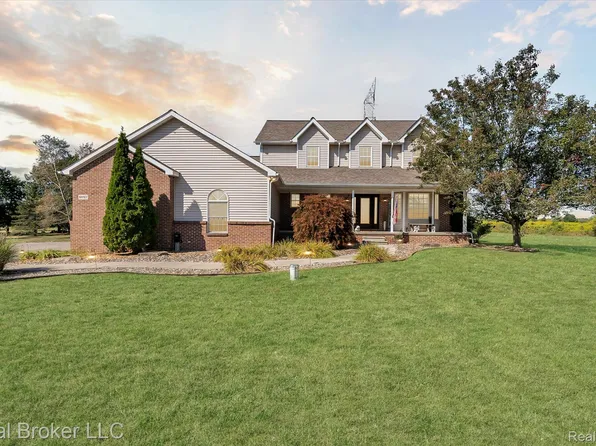 6097 High Valley Dr, White Lake, MI 48383