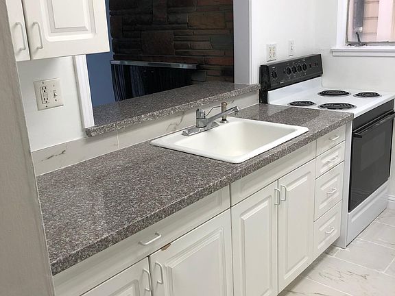 4th image of 3010 Clay St APT 4