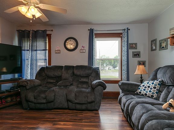 3rd image of 105 Oakwood Ave