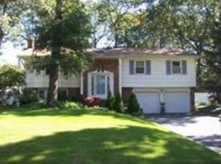 19 Pinecone Ln, Commack, NY 11725