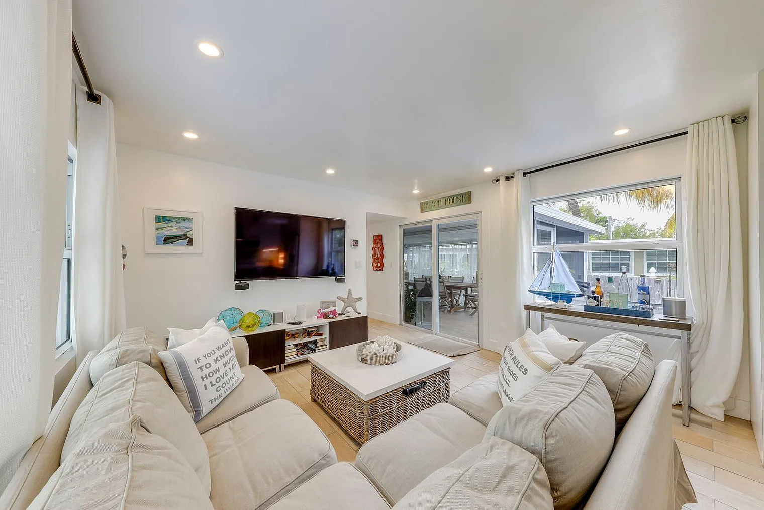 2 bed, 2.0 bath, 839 sqft, $5,870 — Photo 3