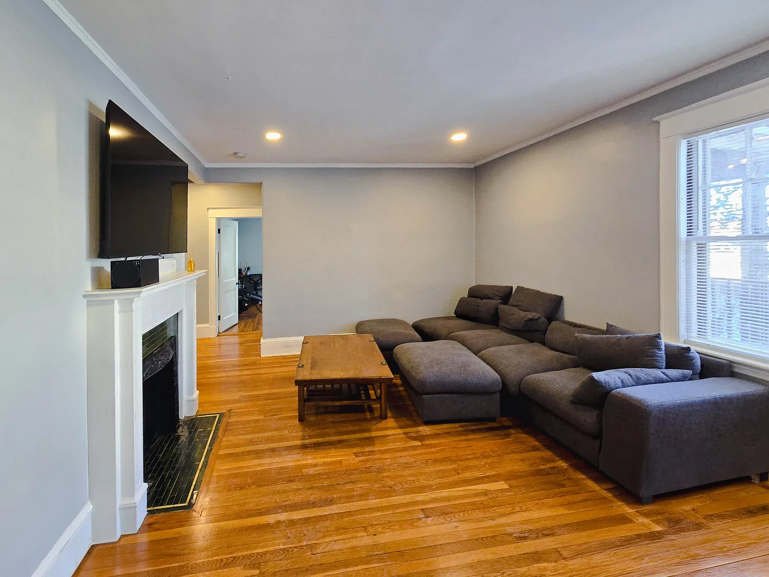 4 bed, 1500 sqft, $7,600 — Photo 2