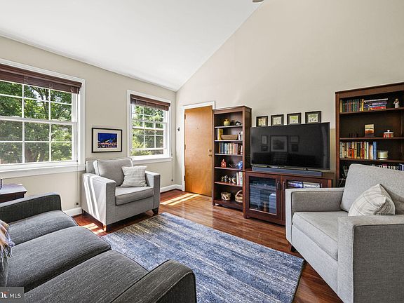 5th image of 2703 Arlington Blvd #202