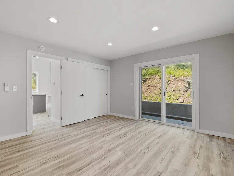 300 Riverside Dr — Photo 10