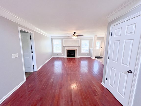 3rd image of 1181 Castlewood Dr
