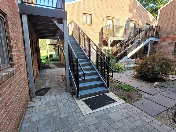 4th image of 423 Meadow Woods Ln #512