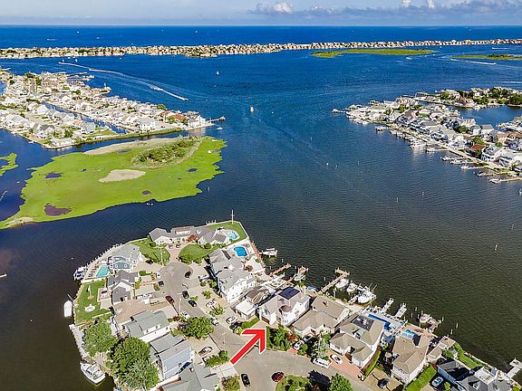 5th image of 1684 East Dr
