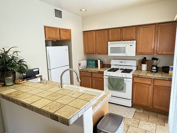 5th image of 3225 E Hawthorne St #2
