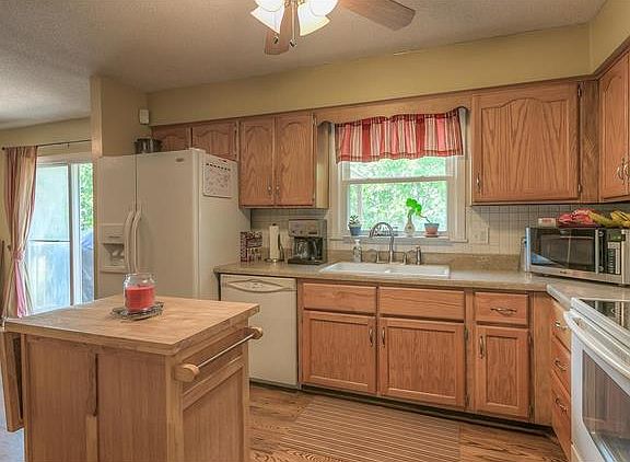 5th image of 11815 Harrison Dr