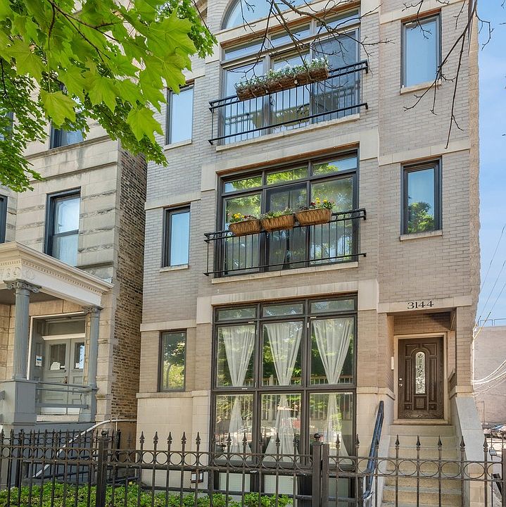 1st image of 3144 N Kenmore Ave APT 3