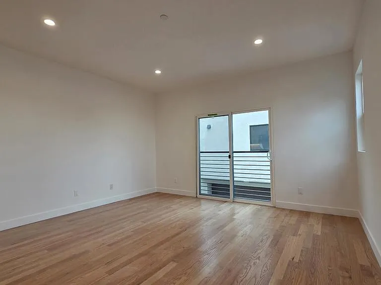 917 1/2 N Ridgewood Pl — Photo 7