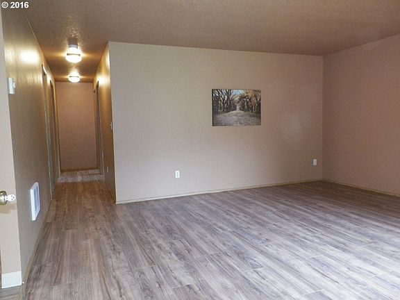 5th image of 410 NE 112th Cir