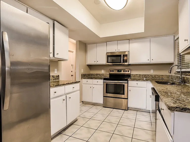 520 Elmwood Ct — Photo 6