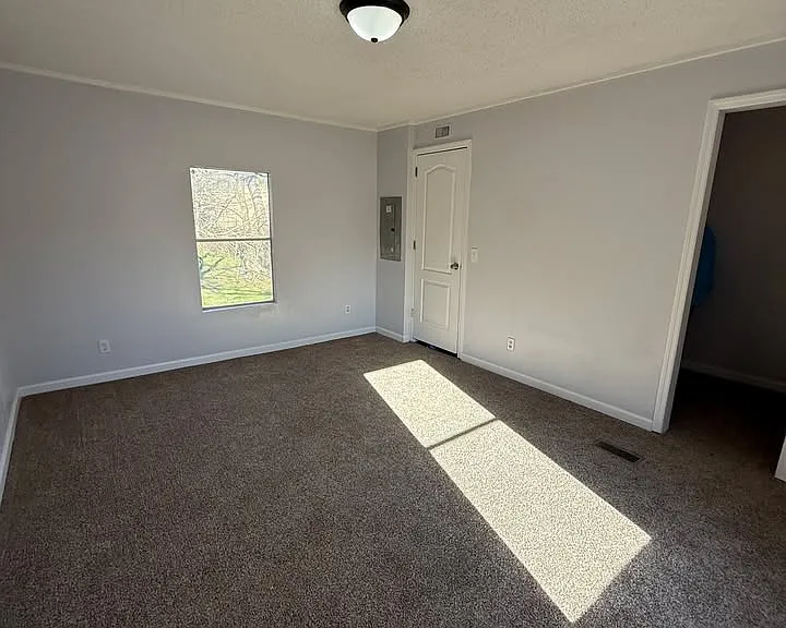209 Roxbury Cir — Photo 18