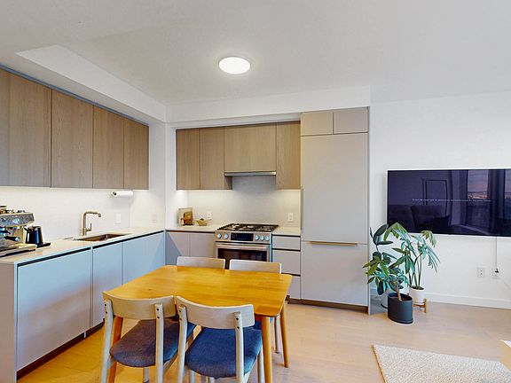 4th image of 3 Court Sq APT 4205