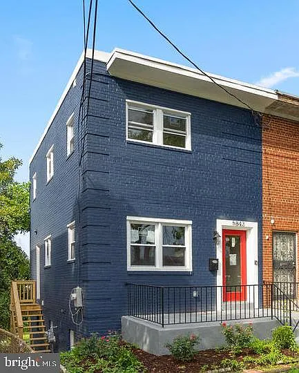 5842 Eastern Ave NE photo 1