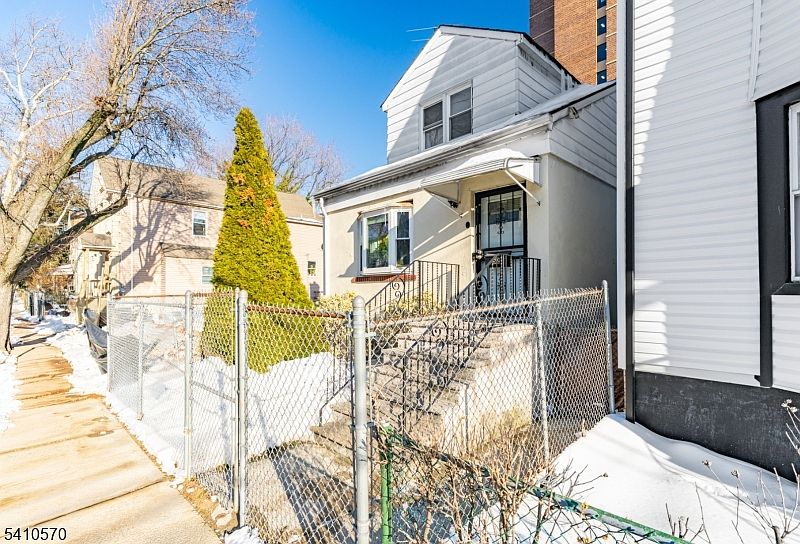 1st image of 52 Oak Ave