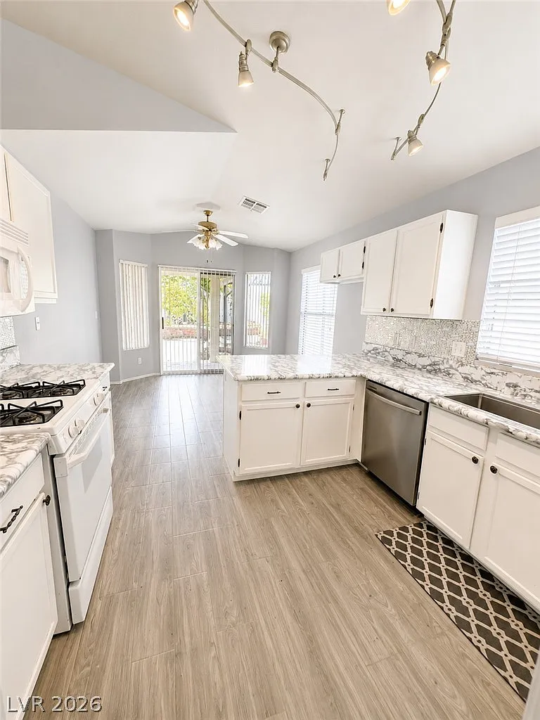 3 bed, 2.0 bath, 1289 sqft, $2,052 — Photo 4