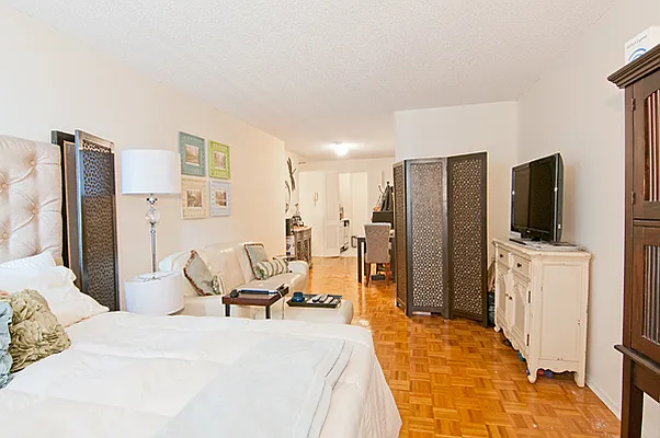 Rented by R New York | media 2