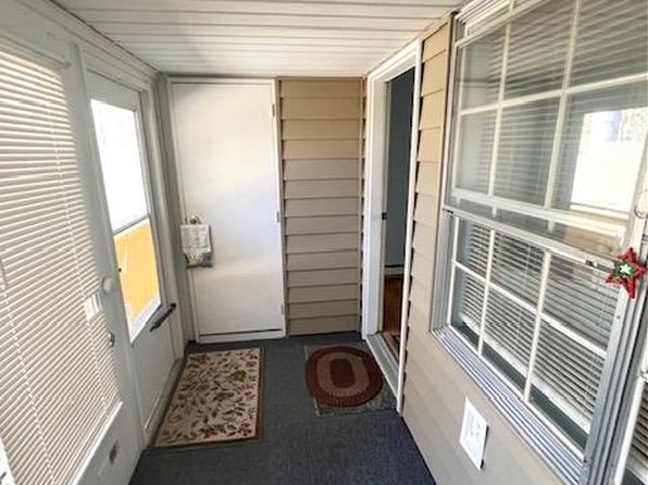 195 Newcastle Ct, Ridge, NY 11961