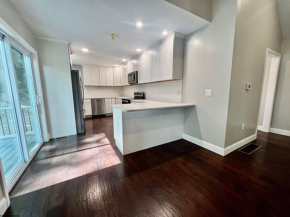 4th image of 112 Victoria Falls Dr