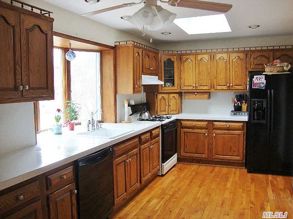 5th image of 92 Donegan Ave